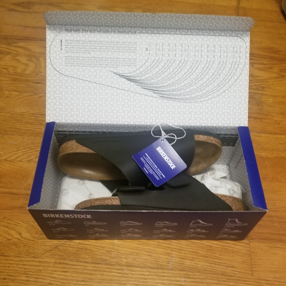 Birkenstock Black Sandals. (NARROW FIT)